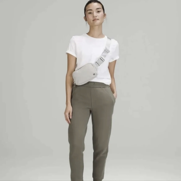 NWT ๐ Lululemon ๐Everywhere Belt Bag- Silver Drop! Very Rare - Picture 4 of 4